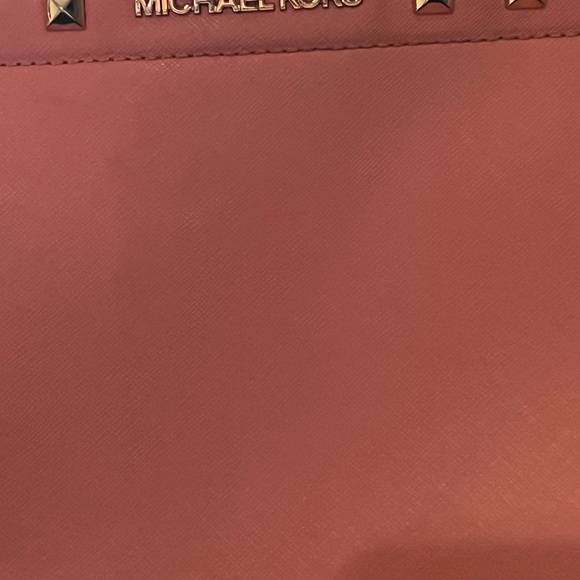 GUC authentic Michael Kors pink tote with gold stud detail 👀 - Picture 3 of 3